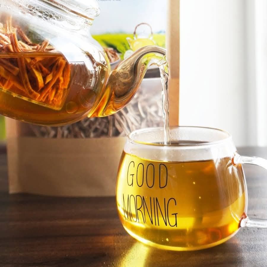 Rót trà nóng từ ấm vào ly